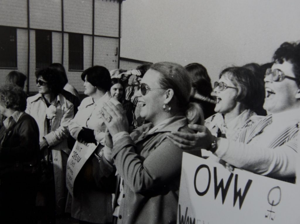 Organized Working Women builds women's support picket for Fleck strikers.