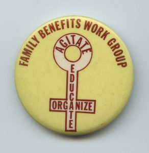 A button in support of family benefits reform.