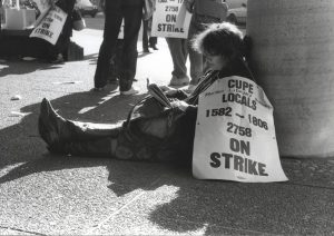 Like most library picketers during the Metro Library Strike in 1984, CUPE Local 1582 Vice-President Linda Cornwell was seldom without a book.