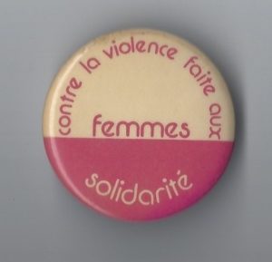 This is a solidarity button against violence against women (French).