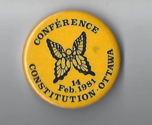 This French language button was created for the Ad Hoc Women and the Constitution Conference held in Ottawa on February 14, 1981, during the debate over the Charter of Rights and Freedoms. About 1,300 women from across the country attended. The event was organized by feminist groups following the federal government’s cancellation of a constitutional conference planned by the Advisory Council on the Status of Women. The ad hoc conference called for a stronger equality-rights clause and a specific guarantee of equal rights between men and women. Both reforms were included in the final Charter.