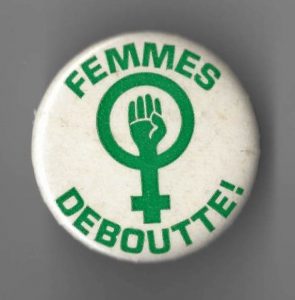 This button features the slogan "Femmes deboutte!" and the women's liberation symbol.