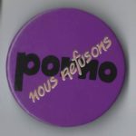 This is undated French-language button against pornography.