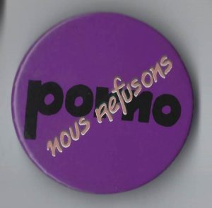 This is undated French-language button against pornography.